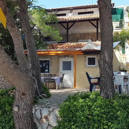 Dunja Hvar