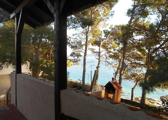 Dunja Hvar *