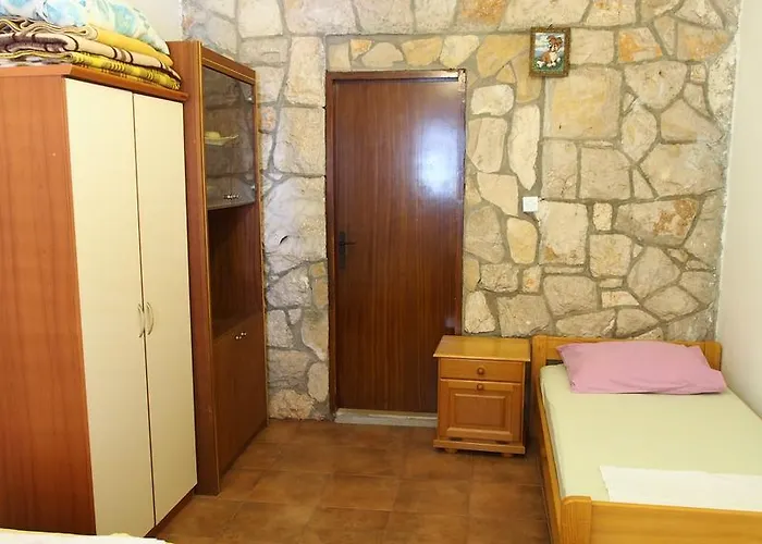 Dunja Hvar