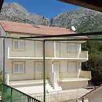 Dunja Hvar *