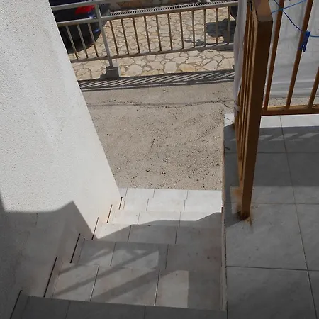 Dunja Hvar