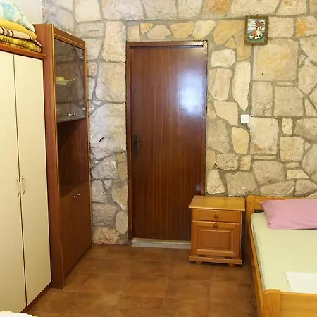 Dunja Hvar