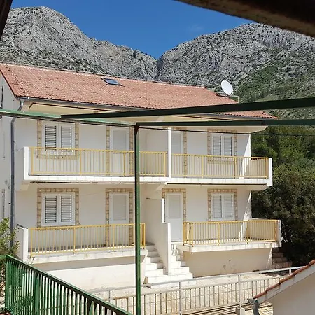 Dunja Hvar *