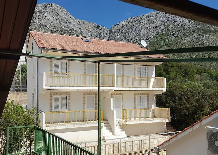 Dunja Hvar *